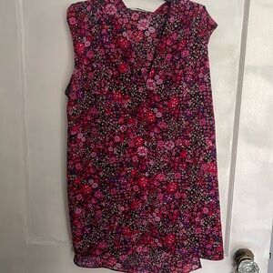Floral. Size medium. Women’s blouse.